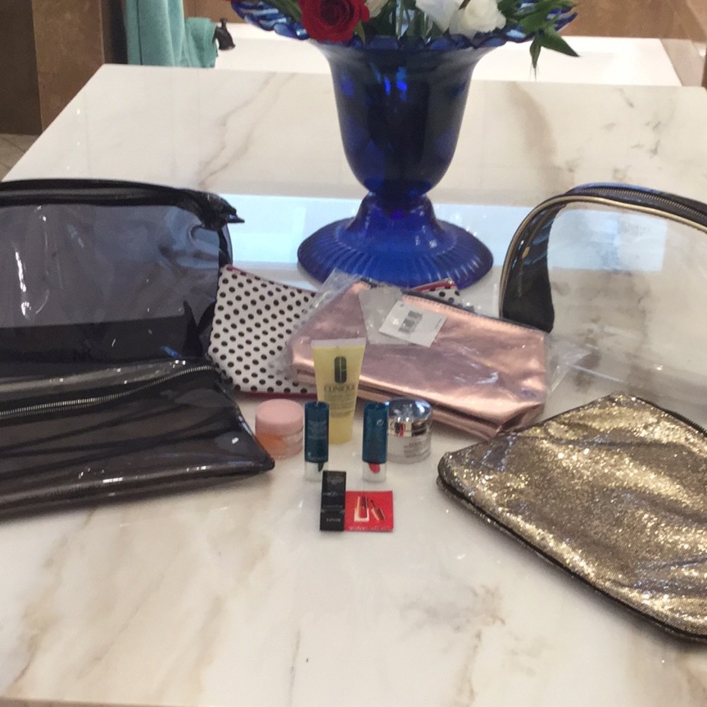 Make up travel bag with gifts 💛